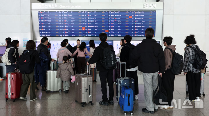 [인천공항=뉴시스] 이영환 기자 = 25일 오후 인천국제공항 제1여객터미널에서 여행객들이 출발편 안내를 살펴보고 있다. 인천국제공항공사는 중국, 일본 노선 항공수요 증가세에 힘입어 2025년 여객실적 7407만 1475명, 운항실적 42만 5760회를 기록해 지난 2001년 개항이후 역대 최다 항공운송실적을 달성했다고 이날 밝혔다. 2026.01.25. 20hwan@newsis.com
