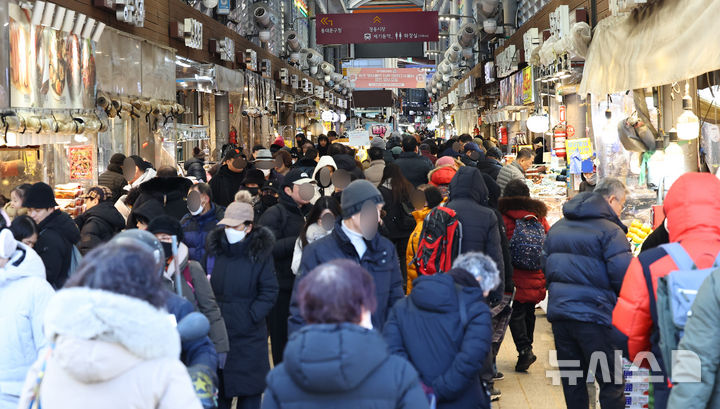 [서울=뉴시스] 최진석 기자 = 설 명절을 앞두고 주요 성수품 가격은 대체로 안정적인 흐름을 보이고 있는 25일 서울 청량리 농수산물시장에서 시민들이 장을 보고 있다.&nbsp; 한국물가정보에 따르면 설 차례상 비용은 전통시장 30만2500원, 대형마트 40만9510원으로 집계됐다. 2026.01.25. myjs@newsis.om
