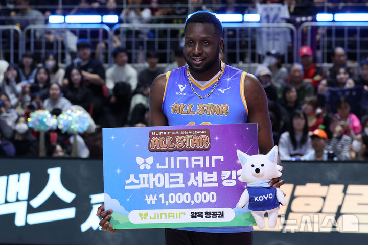 [춘천=뉴시스] 권창회 기자 = 25일 강원 춘천시 호반체육관에서 열린 진에어 2025~2026 V-리그 올스타전에서 K-스타 베논이 스파이크 서브킹에 된 뒤 기념촬영을 하고 있다. 2026.01.25. kch0523@newsis.com