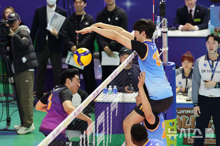 [춘천=뉴시스] 권창회 기자 = 25일 강원 춘천시 호반체육관에서 열린 진에어 2025~2026 V-리그 올스타전에서 K-스타 신영석과 김진영이 V-스타 의 공을 블로킹하고 있다. 2026.01.25. kch0523@newsis.com