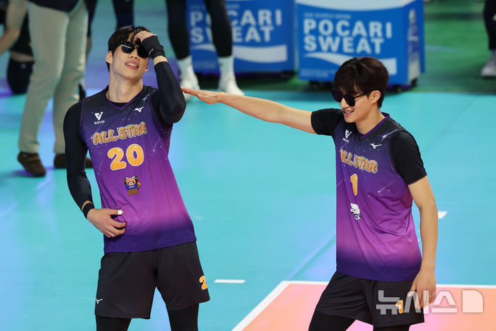 [춘천=뉴시스] 권창회 기자 = 25일 강원 춘천시 호반체육관에서 열린 진에어 2025~2026 V-리그 올스타전에서 V-스타 이상현과 김우진이 춤을 추고 있다. 2026.01.25. kch0523@newsis.com