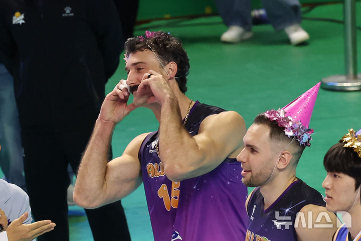 [춘천=뉴시스] 권창회 기자 = 25일 강원 춘천시 호반체육관에서 열린 진에어 2025~2026 V-리그 올스타전에서 V-스타 러셀이 볼하트를 하고 있다. 2026.01.25. kch0523@newsis.com