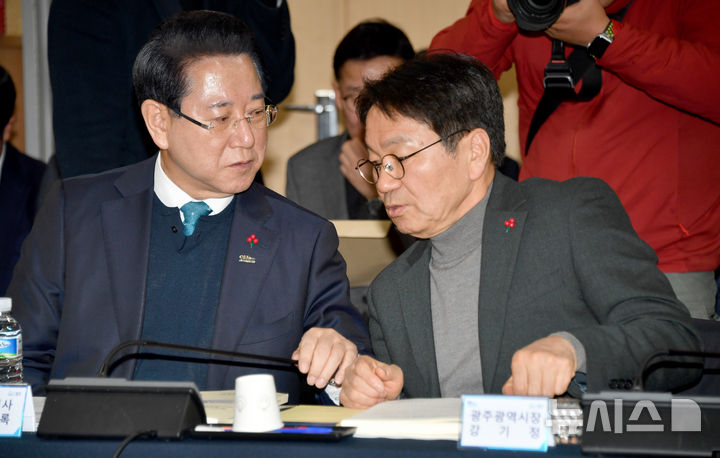 [광주=뉴시스] 변재훈 기자 = 김영록 전남도지사(사진 왼쪽)와 강기정 광주시장이 25일 광주 서구 김대중컨벤션센터 회의실에서 열린 광주·전남 행정통합 특별법 제정 간담회 도중 대화하고 있다. 2026.01.25. wisdom21@newsis.com