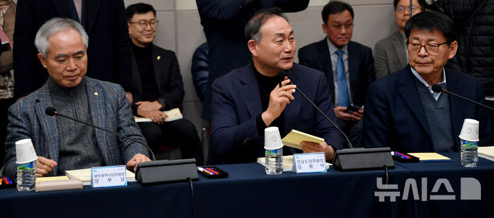 [광주=뉴시스] 변재훈 기자 = 김원이 더불어민주당 전남도당위원장(가운데)이 25일 광주 서구 김대중컨벤션센터 회의실에서 열린 광주·전남 행정통합 특별법 제정 간담회에 참석해 인사말을 하고 있다. 2026.01.25. wisdom21@newsis.com