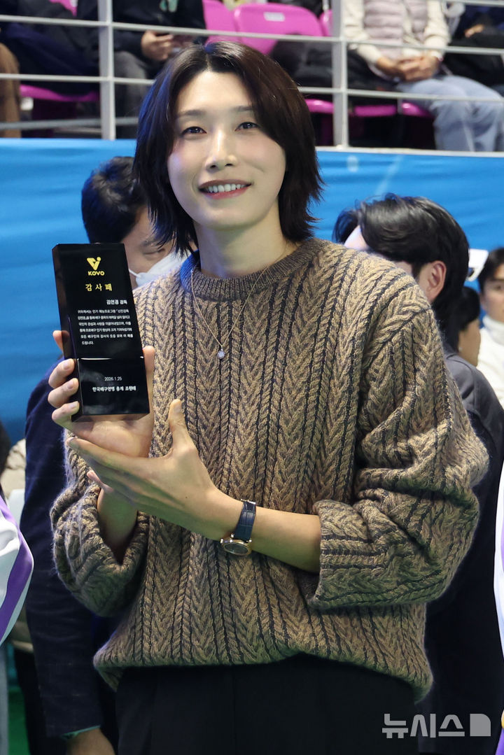 [춘천=뉴시스] 권창회 기자 = 25일 강원 춘천시 호반체육관에서 열린 진에어 2025~2026 V-리그 올스타전에서 김연경이 올스타 선수들과 대화를 하다 감사패를 들어보이고 있다. 2026.01.25. kch0523@newsis.com
