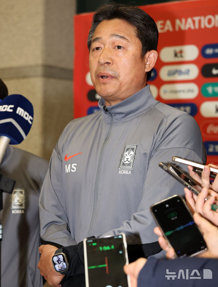 [인천공항=뉴시스] 이영환 기자 = 이민성 한국 23세 이하(U-23) 대표팀 감독이 25일 인천국제공항 제1여객터미널을 통해 귀국해 취재진의 질문에 답하고 있다. 이민성 감독이 지휘한 한국 U-23 대표팀은 지난 24일(한국 시간) 사우디아라비아 제다의 킹 압둘라 스포츠시티 홀 스타디움에서 치러진 대회 3·4위전에서 베트남과 전·후반 90분을 2-2로 비긴 뒤 연장전을 거쳐 승부차기에서 6-7로 져 아시안컵을 4위로 마쳤다. 2026.01.25. 20hwan@newsis.com