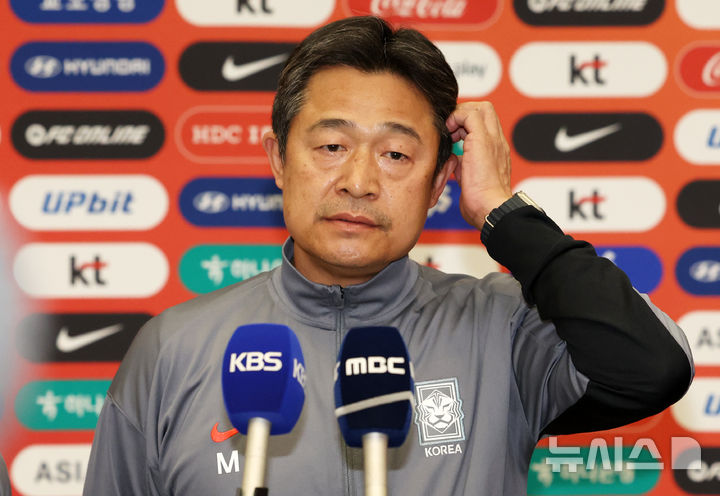 [인천공항=뉴시스] 이영환 기자 = 이민성 한국 23세 이하(U-23) 대표팀 감독이 25일 인천국제공항 제1여객터미널을 통해 귀국해 인터뷰에 앞서 머리를 넘기고 있다. 이민성 감독이 지휘한 한국 U-23 대표팀은 지난 24일(한국 시간) 사우디아라비아 제다의 킹 압둘라 스포츠시티 홀 스타디움에서 치러진 대회 3·4위전에서 베트남과 전·후반 90분을 2-2로 비긴 뒤 연장전을 거쳐 승부차기에서 6-7로 져 아시안컵을 4위로 마쳤다. 2026.01.25. 20hwan@newsis.com
