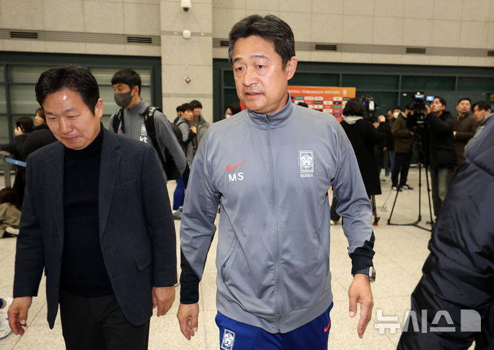 [인천공항=뉴시스] 이영환 기자 = 이민성 한국 23세 이하(U-23) 대표팀 감독이 25일 인천국제공항 제1여객터미널을 통해 귀국해 취재진과 인터뷰를 마친 후 이동하고 있다. 이민성 감독이 지휘한 한국 U-23 대표팀은 지난 24일(한국 시간) 사우디아라비아 제다의 킹 압둘라 스포츠시티 홀 스타디움에서 치러진 대회 3·4위전에서 베트남과 전·후반 90분을 2-2로 비긴 뒤 연장전을 거쳐 승부차기에서 6-7로 져 아시안컵을 4위로 마쳤다. 2026.01.25. 20hwan@newsis.com