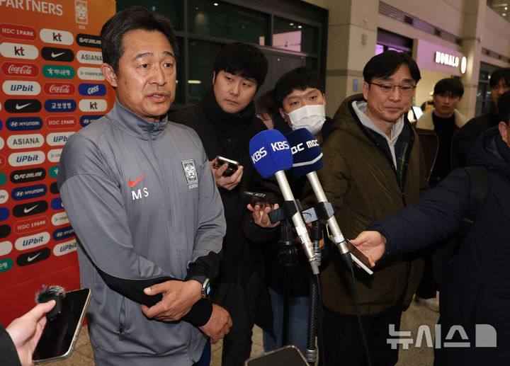 [인천공항=뉴시스] 이영환 기자 = 이민성 한국 23세 이하(U-23) 대표팀 감독이 25일 인천국제공항 제1여객터미널을 통해 귀국해 취재진의 질문에 답하고 있다. 이민성 감독이 지휘한 한국 U-23 대표팀은 지난 24일(한국 시간) 사우디아라비아 제다의 킹 압둘라 스포츠시티 홀 스타디움에서 치러진 대회 3·4위전에서 베트남과 전·후반 90분을 2-2로 비긴 뒤 연장전을 거쳐 승부차기에서 6-7로 져 아시안컵을 4위로 마쳤다. 2026.01.25. 20hwan@newsis.com