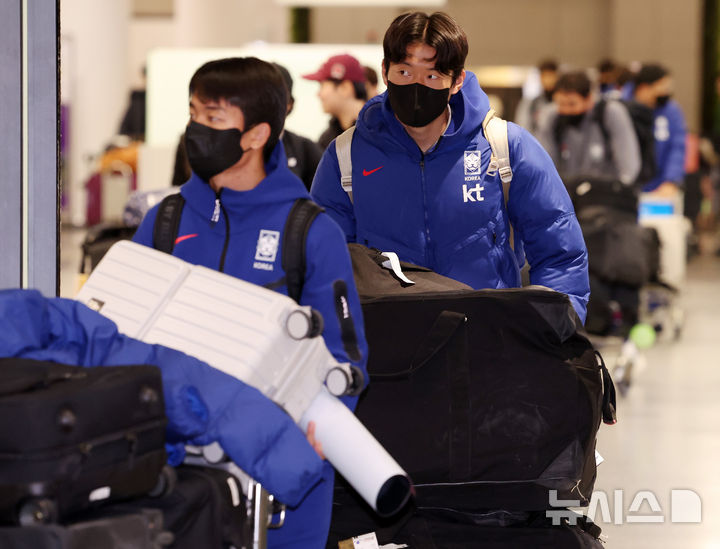 [인천공항=뉴시스] 이영환 기자 = 한국 23세 이하(U-23) 대표팀 선수들이 25일 인천국제공항 제1여객터미널을 통해 귀국하고 있다. 이민성 감독이 지휘한 한국 U-23 대표팀은 지난 24일(한국 시간) 사우디아라비아 제다의 킹 압둘라 스포츠시티 홀 스타디움에서 치러진 대회 3·4위전에서 베트남과 전·후반 90분을 2-2로 비긴 뒤 연장전을 거쳐 승부차기에서 6-7로 져 아시안컵을 4위로 마쳤다. 2026.01.25. 20hwan@newsis.com