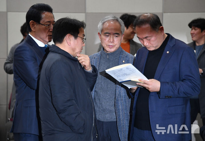 [광주=뉴시스] 변재훈 기자 = (사진 왼쪽부터) 김영록 전남지사, 강기정 광주시장, 양부남 더불어민주당 광주시당위원장, 김원이 전남도당위원장이 25일 광주 서구 김대중컨벤션센터 회의실에서 광주·전남 행정통합 특별법 제정 간담회 직후 합의안 공개 내용에 대해 논의하고 있다. 2026.01.25. wisdom21@newsis.com