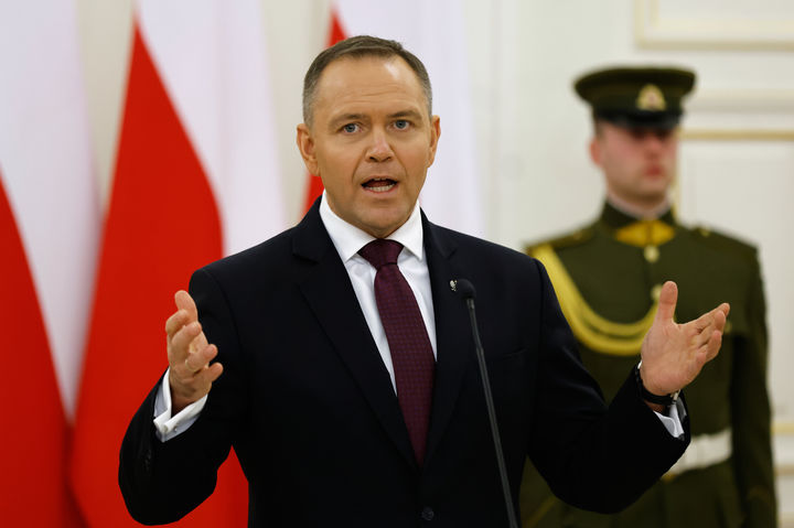 [리투아니아=AP/뉴시스]카롤 나브로츠키 폴란드 대통령은 16일(현지 시간) 러시아의 위협을 고려했을 때 자국도 핵무기를 보유해야 한다고 주장했다. 사진은 나브로츠키 대통령이 지난 1월 25일(현지 시간) 리투아니아 빌뉴스 대통령궁에서 기자회견하고 있는 모습. 2026.02.17.