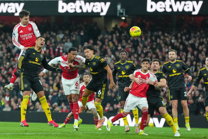 英스타머, 맨유 팬 中시진핑에 축구공 선물