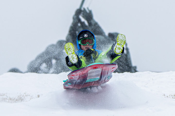 [알링턴=AP/뉴시스] 25일(현지 시간) 미 버지니아주 알링턴에 눈이 내리는 가운데 한 소년이 미 해병대 전쟁 기념비 앞에서 눈썰매를 타고 있다. 강력한 눈 폭풍이 미 남부에서 북동부로 이동하면서 폭설과 결빙으로 인한 대규모 정전 사태와 항공편 결항 등 피해가 속출하고 있다. 2026.01.26.