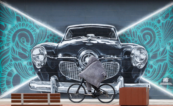 [샌안토니오=AP/뉴시스] 25일(현지 시간) 미 텍사스주 샌안토니오 도심에서 한 자전거 이용자가 담요를 뒤집어쓴 채 이동하고 있다. 강력한 눈 폭풍이 미 남부에서 북동부로 이동하면서 폭설과 결빙으로 인한 대규모 정전 사태와 항공편 결항 등 피해가 속출하고 있다. 2026.01.26.