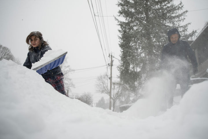 [신시내티=AP/뉴시스] 25일(현지 시간) 미국 신시내티 주택가에서 주민들이 제설작업을 하고 있다. 2026.01.26.
