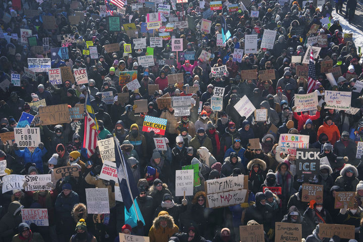 [미니애폴리스=AP/뉴시스] 25일(현지 시간) 미 미네소타주 미니애폴리스에서 시위대가 전날 이민세관단속국(ICE)의 총격으로 미국 시민권자 알렉스 프레티가 사망한 것에 항의하고 있다. 2026.01.26.