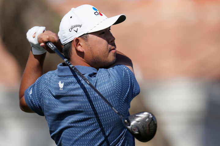 [라킨타=AP/뉴시스] 김시우가 25일(현지 시간) 미 캘리포니아주 라킨타의 피트 다이 스타디움에서 열린 미국프로골프(PGA) 투어 아메리칸 익스프레스 최종 라운드 5번 홀에서 티샷하고 있다. 3라운드 단독 선두였던 김시우는 최종 합계 22언더파 262타 공동 6위로 대회를 마쳤다. 2026.01.26.