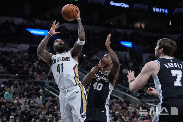 [샌안토니오=AP/뉴시스] 미국프로농구(NBA) 샌안토니오 스퍼스와 뉴올리언스 펠리컨스의 맞대결 장면. 2026.01.25.