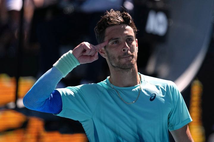 호주오픈에서 테일러 프리츠를 꺾은 로렌초 무세티 세리머니 사진