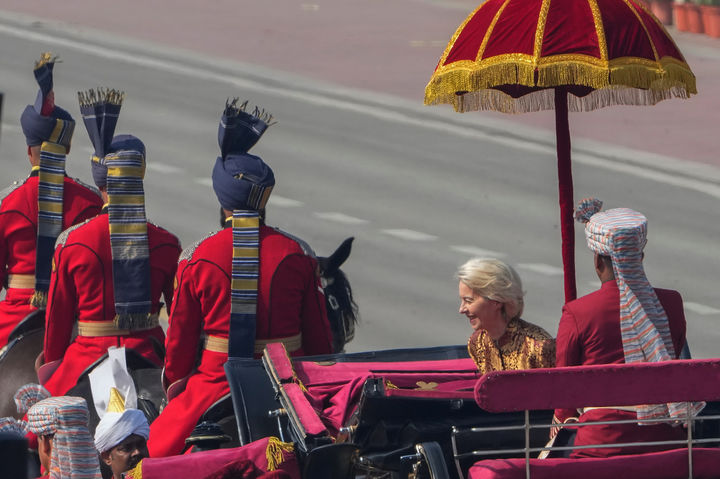 [뉴델리=AP/뉴시스] 우르줄라 폰데어라이엔(오른쪽 두 번째) 유럽연합(EU) 집행위원장이 26일(현지 시간) 인도 뉴델리에서 열린 '공화국의 날' 퍼레이드에 참석한 뒤 영국 식민지 시절 형태의 마차를 타고 행사장을 떠나고 있다. 인도 정부는 헌법을 발효한 1950년 1월 26일을 공화국의 날로 기념한다. 2026.01.26.