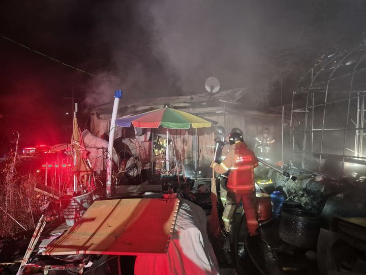 [임실=뉴시스] 26일 0시50분께 전북 임실군 운암면의 주거용 컨테이너에서 불이 나 내부가 소훼돼있다. (사진=전북도소방본부 제공) 2026.01.26. photo@newsis.com *재판매 및 DB 금지