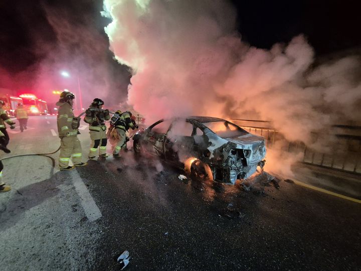 [금산=뉴시스] 26일 오전 12시44분께 충남 금산군 금산읍 중도리 한 아파트 앞 도로에 주차된 승용차에서 불이 나 소방대원들이 진화에 나서고 있다. (사진=금산소방서 제공) 2026.01.26. photo@newsis.com *재판매 및 DB 금지