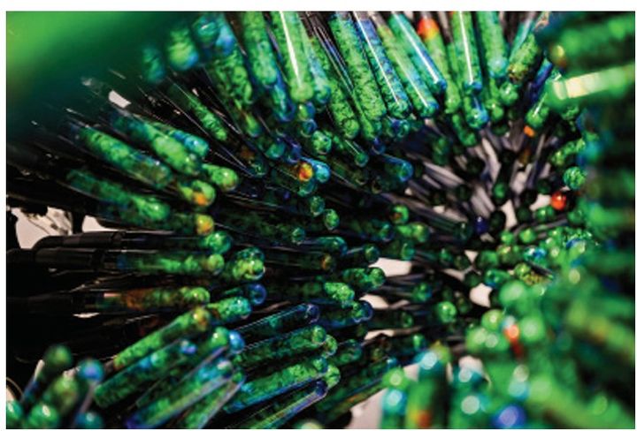 김윤철,'Strata	V',	하이드로겔,	유리,	알루미늄,	폴리아마이드,150	x	150	x	210	cm,	2025.사진	제공:	작가,	스튜디오	로쿠스	솔루스	및	바라캇	컨템포러리 *재판매 및 DB 금지