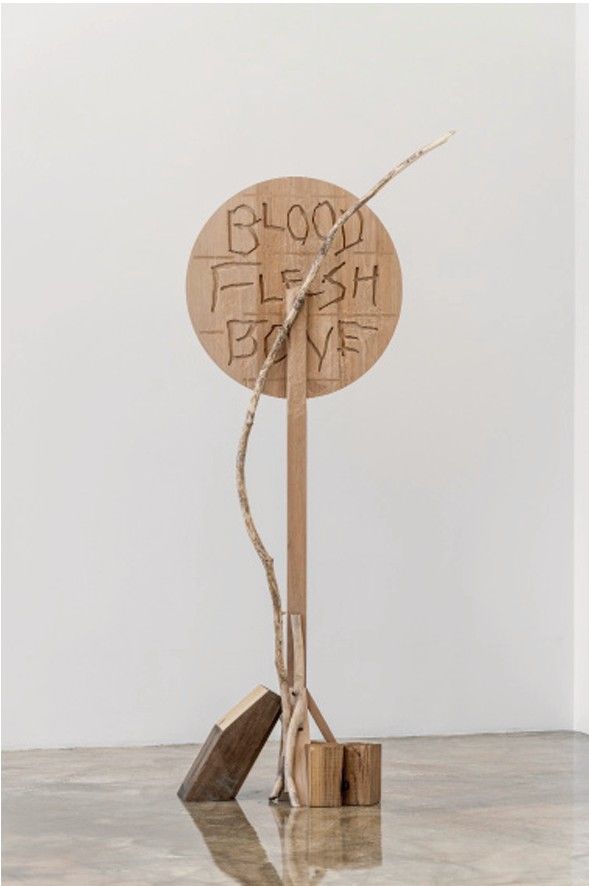 정서영,	<피,	살,	뼈>,	2019,	나무,	68	x	52	x	236	cm. 사진제공:	바라캇	컨템포러리 *재판매 및 DB 금지