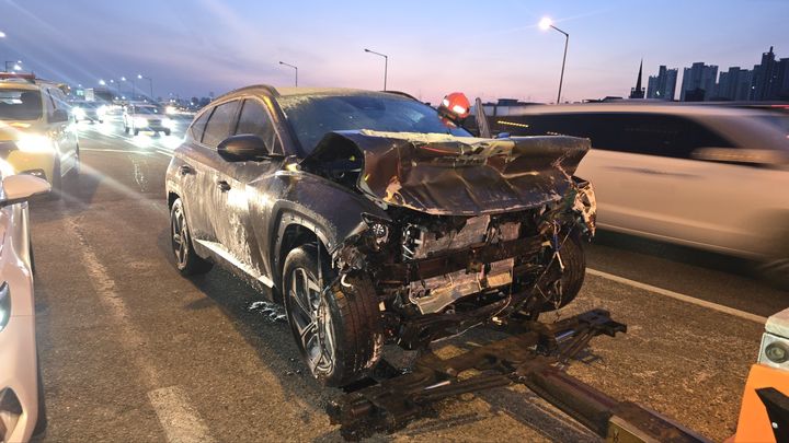 아산 배방역사거리서 SUV가 굴착기 쾅…2명경상·車화재