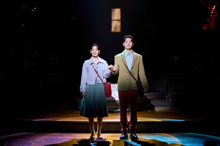 뮤지컬 '어쩌면 해피엔딩' 공연 사진. 올리버 역 신성민, 클레어 역 전미도. (사진=NHN링크 제공) *재판매 및 DB 금지