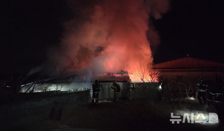 [경주=뉴시스] 경북 경주시 인왕동 단독주택 화재 현장. (사진=경북소방본부 제공) 2026.01.26. photo@newsis.com