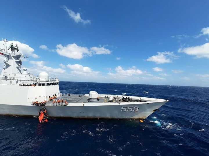 [서울=뉴시스]중국군이 남중국해 스카버러 암초(중국명 황옌다오, 필리핀명 바조 데 마신록) 인근 해역에서 전복된 화물선에서 필리핀 국적 선원들을 구조하는 장면을 담은 사진을 공개했다. 중국군 남부전구가 공개한 구조를 진행 중인 모습. 2026.01.26