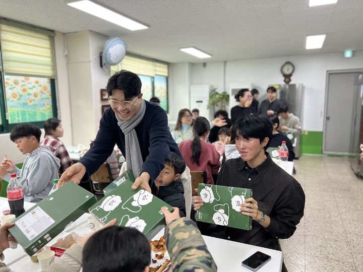 [서울=뉴시스] 방송인 박수홍이 25년 동안 꾸준히 지원해 온 보육원에 3000만원 상당의 기부금과 물품을 전달했다. (사진=박수홍 측) 2026.01.26. photo@newsis.com&nbsp; *재판매 및 DB 금지