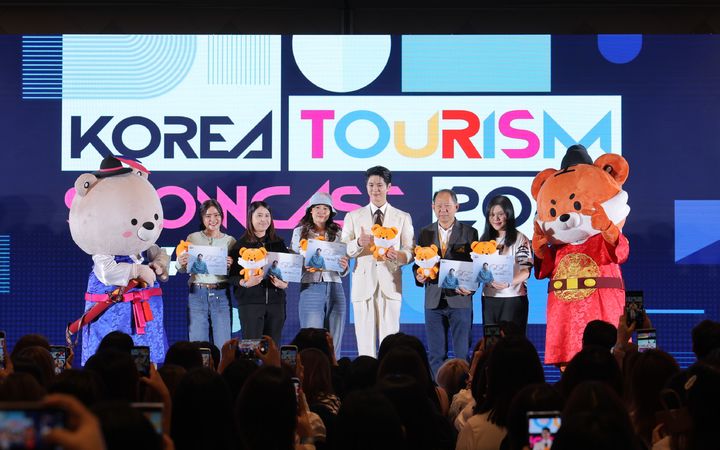 24일(현지시간) 태국 방콕에서 열린 ‘TITF 2026’의 ‘한국 관광 쇼케이스’에서 배우 박보검이 태국인 참가자들과 기념 촬영하고 있다. (사진=한국관광공사) *재판매 및 DB 금지