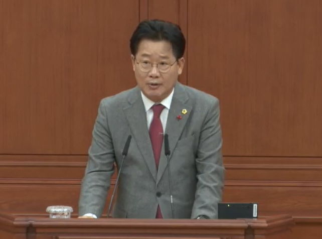 [대전=뉴시스] 조명휘 기자 = 이재경(국민의힘·서구3) 대전시의원이 26일 제 제292회 임시회 제2차 본회의에서 '실질적인 자치분권이 보장된 대전·충남 행정통합 특별법 마련 촉구 결의안'에 대해 제안설명하고 있다. 2026.01.26. photo@newsis.com *재판매 및 DB 금지