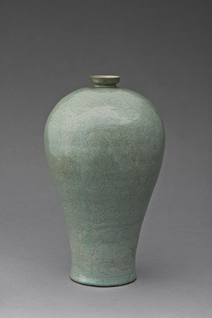 〈청자양각연당초문매병〉 ⓒ간송미술문화재단 *재판매 및 DB 금지