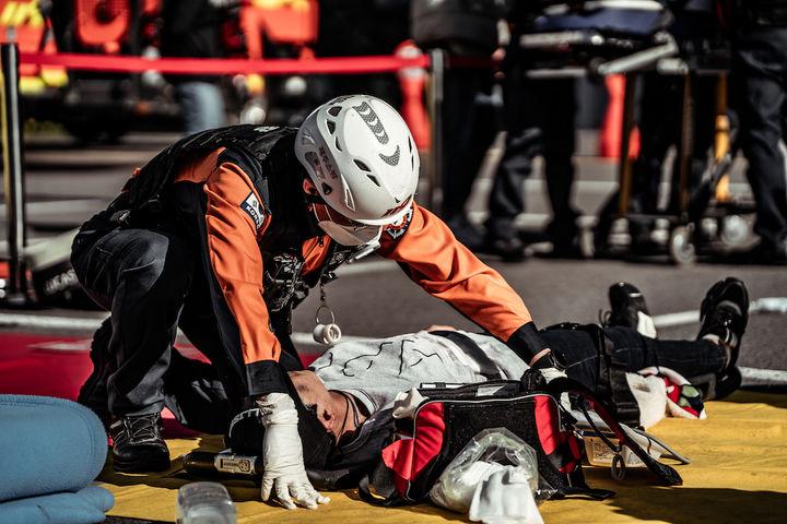 [제주=뉴시스] 구급대원이 응급구조 훈련을 진행하고 있다. (사진=제주도 소방안전본부 제공) 2026.01.26. photo@newsis.com *재판매 및 DB 금지