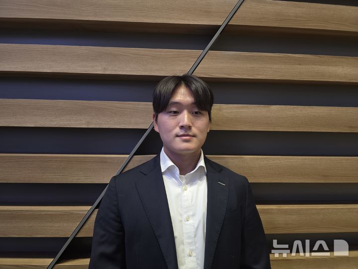 [인천공항=뉴시스] 김희준 기자 = 두산 베어스 김택연이 23일 인천공항을 통해 1차 전지훈련지인 호주 시드니로 떠나기 전 취재진과 인터뷰를 하고 있다. 2026.01.23jinxijun@newsis.com