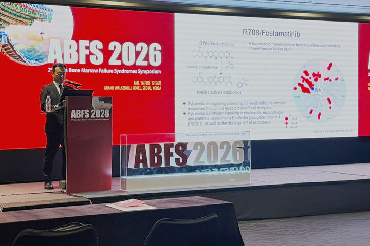 [서울=뉴시스] 지난 16일부터 17일까지 그랜드워커힐 서울에서 열린 ‘아시아 골수부전증후군 심포지엄(ABFS 2026)’에서 면역성 혈소판 감소증(ITP) 치료 성분인 포스타마티닙(제품명 타발리스)의 임상 결과와 실제 처방 경험이 공유됐다. 일본 니혼의과대학 대학원 의학연구과 마사타카 쿠와나 교수가 ITP의 병태생리학적 기전과 일본 임상 3상 결과, 시판 후 조사(PMS) 데이터를 발표하고 있다. (사진=JW중외제약 제공) 2026.1.26. photo@newsis.com *재판매 및 DB 금지