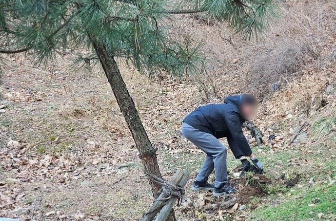 영하의 추위 속에서도 한 외국인 남성이 인천 부평구에 위치한 등산로에서 혼자 폐기물을 정리한 사실이 알려지며 화제를 모으고 있다. .2026.01.26. (사진=인천 부평구 홈페이지 사진 캡처) *재판매 및 DB 금지