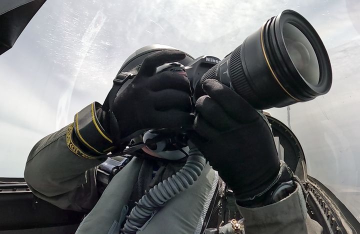 [서울=뉴시스] 공군 항공촬영팀이 전투기에 동승해 항공촬영을 하고 있는 모습. (사진=공군 제공) 2026.01.26. photo@newsis.com *재판매 및 DB 금지