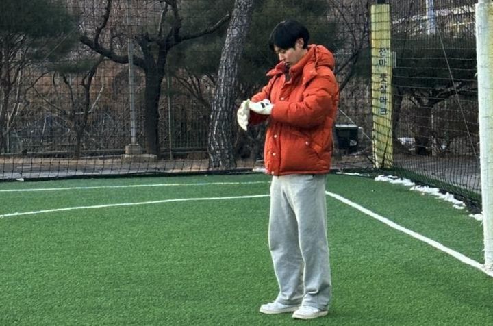 [뉴시스] 팬들과 풋살 정모 중인 29기 영식. (사진=온라인 커뮤니티) *재판매 및 DB금지 *재판매 및 DB 금지