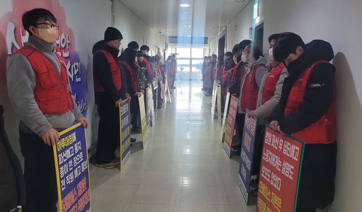 [천안=뉴시스] 최영민 기자=우창코넥타 노조가 26일 천안시청 브리핑실에서 기자회견을 열고 회사의 부당해고 및 폐업 사태와 관련해 규탄의 목소리를 냈다. 2026.01.26 ymchoi@newsis.com *재판매 및 DB 금지