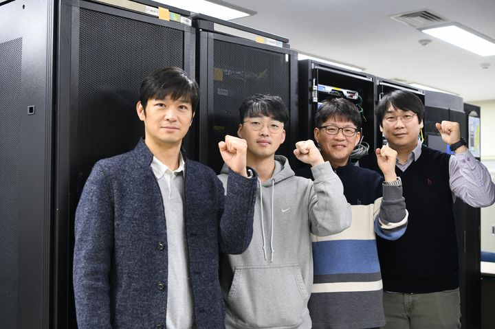 [대전=뉴시스] UTCk 4 개발진.(좌측부터) 표준연 전명훈 정보전산실장, 최경원 선임기술원, 허명선 KPS국가시간그룹장, 전현우 선임기술원. *재판매 및 DB 금지