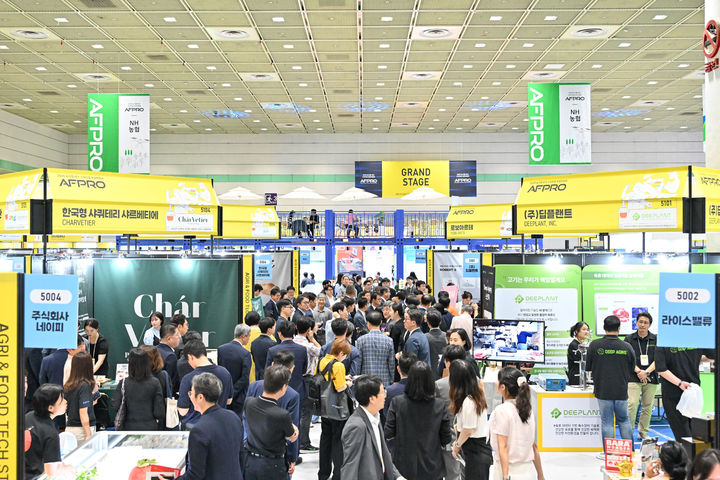 [세종=뉴시스] 한국농업기술진흥원(농진원)은 농림축산식품부로부터 위탁받아 운영하는 '2026년 농식품 벤처육성 지원사업'에 참여할 예비창업가와 창업 기업을 다음달 23일까지 모집한다고 26일 밝혔다. 사진은 지난해 진행된 2025 농식품테크 스타트업 창업 박람회 전경. (사진=농진원 제공) 2026.01.26. photo@newsis.com *재판매 및 DB 금지