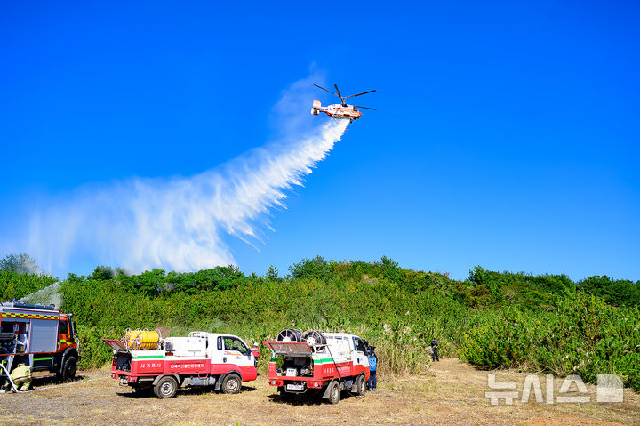 [제주=뉴시스] 제주도 산불진화 통합훈련 모습. (사진=제주도 제공) photo@newsis.com