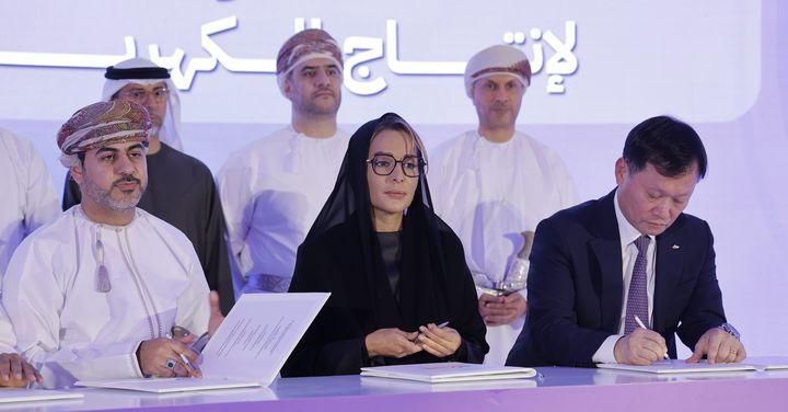 [세종=뉴시스] 한국서부발전은 지난 22일 오만 세인트레지스호텔에서 오만 수전력조달공사 주최로 열린 '오만 두큼(Duqm) 가스복합발전 사업 계약 서명식'에 참석했다고 26일 밝혔다. (사진=서부발전 제공) 2026.01.26. photo@newsis.com *재판매 및 DB 금지