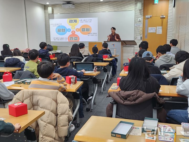 [서울=뉴시스]전국투자자교육협의회(투교협) 는 지난 24일 학부모가 동반 참여하는 '온 가족이 함께하는 겨울경제캠프'를 개최했다고 26일 밝혔다. 사진은 행사 현장. (사진=전국투자자교육협의회) 2026.01.26. photo@newsis.com 