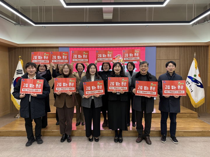 [안산]이경숙 복지국장(앞줄 오른쪽 세번째)이 23일 무한돌봄센터 운영위원회 위원들과 기념촬영을 하고 있다.(사진=안산시 제공)2026.01.26.photo@newsis.com *재판매 및 DB 금지